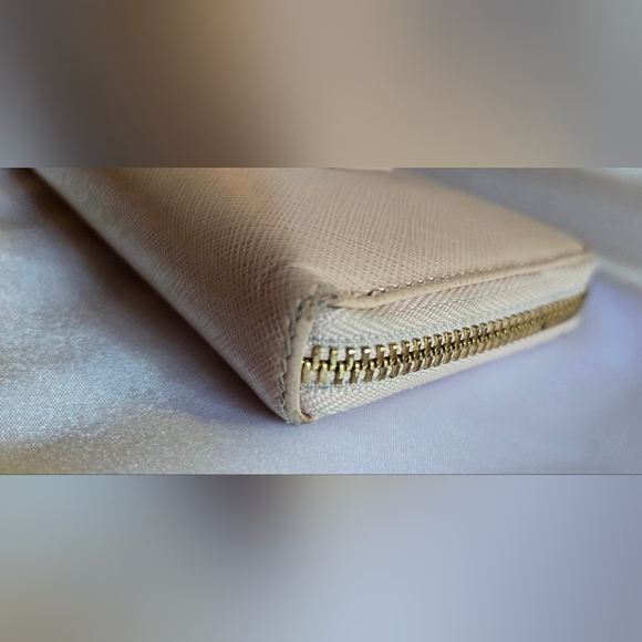 Salvatore Ferragamo Miss Vara Bow 3/4 Zip Leather Wallet - Picture 6 of 16